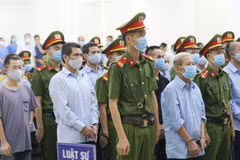 Các bị cáo nghe đại diện Viện Kiểm sát nhân dân thành phố Hà Nội đọc cáo trạng. (Ảnh: Doãn Tấn/TTXVN)