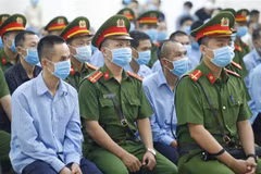 Các bị cáo tại phiên xét xử chiều 8/9. (Ảnh: Doãn Tấn/TTXVN)
