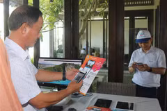 Cài đặt App du lịch Quy Nhơn Bình Định trên điện thoại di động. (Ảnh: Phạm Kha/TTXVN)