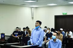 Bị cáo Ninh (đứng) và Sơn. (Nguồn: Báo Công an Thành phố Hồ Chí Minh)