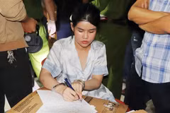 Đối tượng Phạm Thị Quỳnh Trang (sinh năm 1998) bị bắt giữ về hành vi tàng trữ trái phép ma túy. (Ảnh: TTXVN phát)