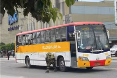 Lực lượng chức năng điều tra tại hiện trường một vụ nổ trên xe buýt ở thành phố Koronadal, tỉnh South Cotabato, Philippines ngày 25/5. (Ảnh: Twitter/TTXVN)