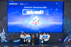 Hai đội thi giành giải Nhất cuộc thi Solve for Tomorrow. (Ảnh: Minh Sơn/Vietnam+)