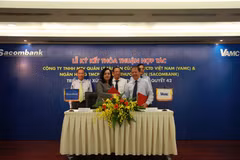 Lãnh đạo hai bên tham gia ký kết. (Nguồn: Sacombank)