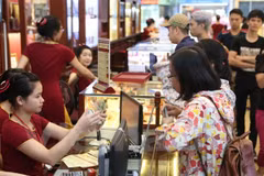 Giao dịch vàng tại Bảo Tín Minh Châu. (Ảnh: Minh Sơn/Vietnam+)