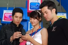 Khách hàng của VinaPhone có thể cập nhật tin tức, hình ảnh, video EURO 2012 ở bất kỳ đâu miễn là có sóng của nhà mạng. (Ảnh minh họa).