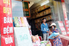 Một cửa hàng chăn ga ở Xã Đàn giảm giá lớn để hút khách. (Ảnh: Tâm Nguyễn/Vietnam+)