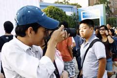 Nhiều người đam mê nhiếp ảnh đến cuộc thi với mục tiêu giao lưu, học hỏi. (Ảnh: Trung Hiền/Vietnam+)