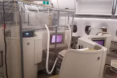 Bên trong khoang máy bay Vietnam Airlines đi đón người Việt Nam ở Guinea Xích Đạo về nước. (Ảnh: PV/Vietnam+)