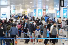 Một số hành khách đã mua vé nhưng bị từ chối vận chuyển do chuyến bay mở bán quá số ghế tàu bay. (Ảnh: Phan Công/Vietnam+)