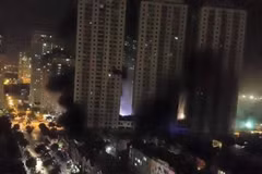 Toàn cảnh vụ cháy ở khu đô thị Xa La nhìn từ trên cao. (Ảnh: CTV/Vietnam+) 