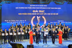Đại diện VNPT lên nhận Giải bạc tại Giải thưởng Sản phẩm công nghệ Số Made in Vietnam 2023. (Ảnh: PV/Vietnam+)