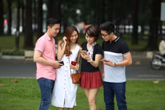 GenZ hào hứng với gói cước không giới hạn dung lượng của VinaPhone. (Ảnh: PV/Vietnam+)
