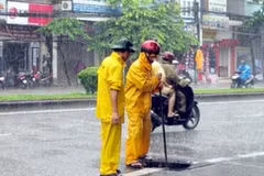 Nhân viên thoát nước luôn ứng trực 24/24 ở hiện trường. (Ảnh: Sơn Bách/Vietnam+)