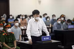 Bị cáo Trương Quốc Cường trả lời câu hỏi của Hội đồng xét xử. (Ảnh: An Đăng/TTXVN)