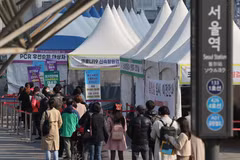 Người dân xếp hàng chờ xét nghiệm COVID-19 tại Seoul, Hàn Quốc, ngày 4/4/2022. (Ảnh: Yonhap/TTXVN)
