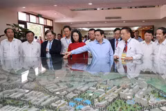 Thủ tướng Phạm Minh Chính thăm Phòng truyền thống của Học viện Nông nghiệp Việt Nam. (Ảnh: Dương Giang/TTXVN) 