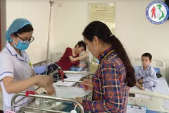 Điều trị cho bệnh nhân máu khó đông tại Viện Huyết học-Truyền máu Trung ương. (Ảnh: PV/Vietnam+)