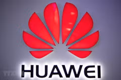 Biểu tượng của Tập đoàn Huawei tại một cửa hàng ở Bắc Kinh, Trung Quốc. (Ảnh: AFP/TTXVN) 