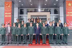 Chủ tịch Quốc hội Vương Đình Huệ với lãnh đạo, sỹ quan chỉ huy Tổng cục II. (Ảnh: Doãn Tấn/TTXVN) 