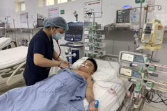 Một bệnh nhi bị sốt xuất huyết. (Nguồn: TTXVN)