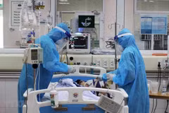 Điều trị cho bệnh nhân COVID-19. (Nguồn: TTXVN)