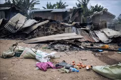 Nhiều ngôi nhà bị đốt phá trong vụ tấn công của phiến quân tại làng Manzalaho gần Beni, CHDC Congo. (Nguồn: AFP/TTXVN)