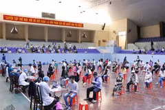 Tiêm vaccine phòng COVID-19 cho người dân thành phố Buôn Ma Thuột (Đắk Lắk), tháng 10/2021. (Ảnh: Tuấn Anh/TTXVN)