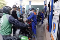 Mua bán xăng tại một điểm kinh doanh xăng, dầu của Petrolimex trên địa bàn quận Hai Bà Trưng, Hà Nội. (Ảnh: Trần Việt/TTXVN) 