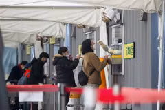Nhân viên y tế lấy mẫu xét nghiệm COVID-19 cho người dân tại Seoul, Hàn Quốc. (Ảnh: THX/TTXVN)