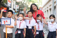 Các bé lớp 1 hân hoan trong ngày đầu đến trường. (Ảnh: Thanh Tùng/TTXVN) 