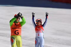 Vận động viên Henrieta Farkasova (phải), đoàn thể thao Slovakia giành huy chương vàng nội dung thi đấu trượt tuyết lao dốc dành cho các vận động viên khiếm thị nữ tại Paralympic mùa Đông Bắc Kinh 2022, ngày 5/3/2022. (Ảnh: THX/TTXVN)