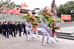 Bí thư Thành ủy Hà Nội Đinh Tiến Dũng và các lãnh đạo thành phố Hà Nội làm lễ dâng hoa, dâng hương nhân kỷ niệm 233 năm chiến thắng Ngọc Hồi-Đống Đa. (Nguồn: hanoimoi.com.vn)