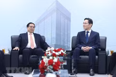Thủ tướng Phạm Minh Chính và Chủ tịch Samsung Electronics Lee Jae-yong. (Ảnh: Dương Giang/TTXVN)