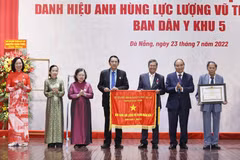 Chủ tịch nước Nguyễn Xuân Phúc trao tặng Danh hiệu Anh hùng Lực lượng vũ trang nhân dân cho Ban Dân Y Khu 5. (Ảnh: Thống Nhất/TTXVN)