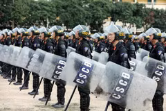 Lực lượng Cảnh sát cơ động sẵn sàng làm nhiệm vụ đảm bảo an ninh trật tự. (Ảnh: Phạm Kiên/TTXVN) 