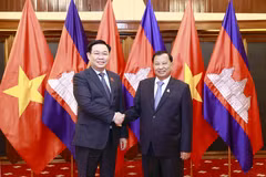 Chủ tịch Quốc hội Vương Đình Huệ và Chủ tịch Thượng viện Campuchia Samdech Say Chhum. (Ảnh: Doãn Tấn/TTXVN) 