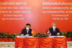 Bí thư Thành ủy Hà Nội Đinh Tiến Dũng và Bí thư Thành ủy Vientiane ký kết Biên bản hợp tác giữa hai thành phố Hà Nội và Vientiane. (Ảnh: Phạm Kiên/TTXVN)