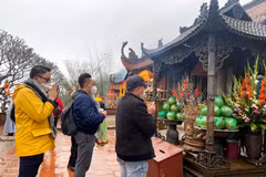 Du khách đến bái phật, cầu an tại Khu Di tích và Danh thắng Yên Tử. (Ảnh: Thanh Vân/TTXVN)
