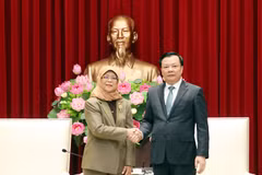 Bí thư Thành ủy Hà Nội Đinh Tiến Dũng hội kiến Tổng thống Singapore Halimah Yacob. (Ảnh: Văn Điệp/TTXVN)