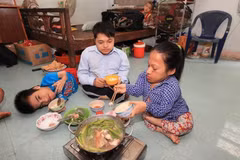 Gia đình anh Phạm Văn Bưởi và chị Nguyễn Thị Viễn, xã Mông Thọ A, huyện Châu Thành, tỉnh Kiên Giang có 3 con bị nhiễm chất độc da cam/dioxin (2016). Ảnh minh họa. (Ảnh: Anh Tuấn/TTXVN) 