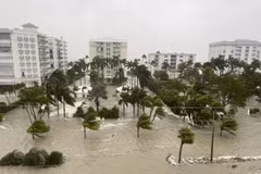 Ngập lụt trên đường phố ở Naples, bang Florida (Mỹ) do mưa lớn khi bão Ian đổ bộ, ngày 29/9/2022. (Nguồn: THX/TTXVN) 
