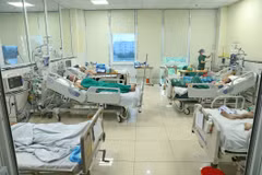 Khoa Hồi sức tích cực (Bệnh viện Bệnh Nhiệt đới Trung ương) hiện đang điều trị cho khoảng 30 bệnh nhân COVID-19 nặng. (Ảnh: Minh Quyết/TTXVN) 