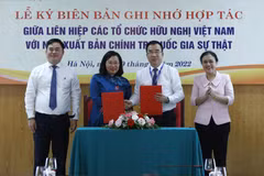 Chủ tịch Liên hiệp các tổ chức hữu nghị Việt Nam Nguyễn Phương Nga và Giám đốc, Tổng Biên tập Nhà xuất bản Chính trị Quốc gia Sự thật Phạm Minh Tuấn chứng kiến lễ ký. (Ảnh: An Đăng/TTXVN)