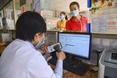 Kiểm tra thông tin bảo hiểm y tế trên ứng dụng VssID để đăng ký khám bệnh tại Trung tâm Y tế huyện Mường Chà. (Ảnh: Xuân Tư/TTXVN)