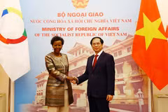 Bộ trưởng Bộ Ngoại giao Bùi Thanh Sơn đón Tổng thư ký Tổ chức Quốc tế Pháp ngữ Louise Mushikiwabo. (Ảnh: An Đăng/TTXVN)