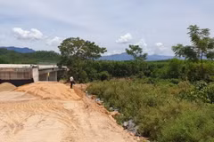 Lô đất có diện tích 1.644m2 của hộ bà Nguyễn Thị Tiến (xã Hòa Phú, huyện Hòa Vang) bị chính quyền huyện Hòa Vang “cấp nhầm” cho nhà hàng xóm, đến khi bị giải tỏa phục vụ dự án giao thông thì gia đình mới phát hiện ra. (Ảnh: Quốc Dũng/TTXVN)
