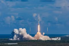 Tên lửa Falcon 9 mang theo vệ tinh Anasis-II - vệ tinh liên lạc quân sự đầu tiên của Hàn Quốc, cất cánh tại Trung tâm Vũ trụ Kennedy ở Florida (Mỹ). Ảnh minh họa. (Nguồn: koreabizwire.com)
