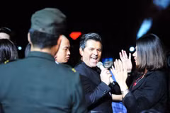 Thomas Anders nhiều lần đi xuống giao lưu với khán giả. (Ảnh: BTC)