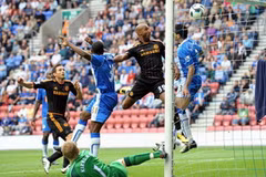 Hàng thủ của Wigan hoàn toàn bất lực trước các pha tấn công của Chelsea. (Nguồn: Getty images)